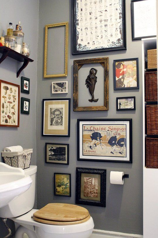 Mur de cadres toilettes