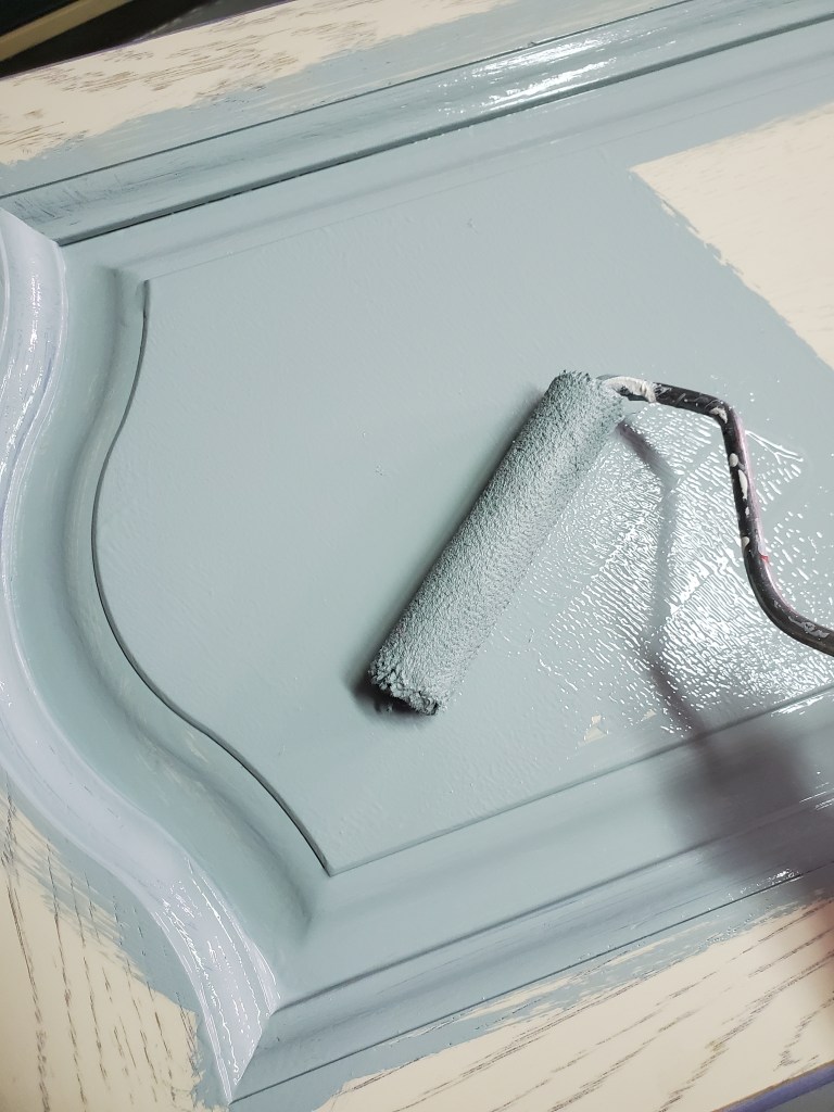 Repeindre des meubles de cuisine - étape peinture au rouleau