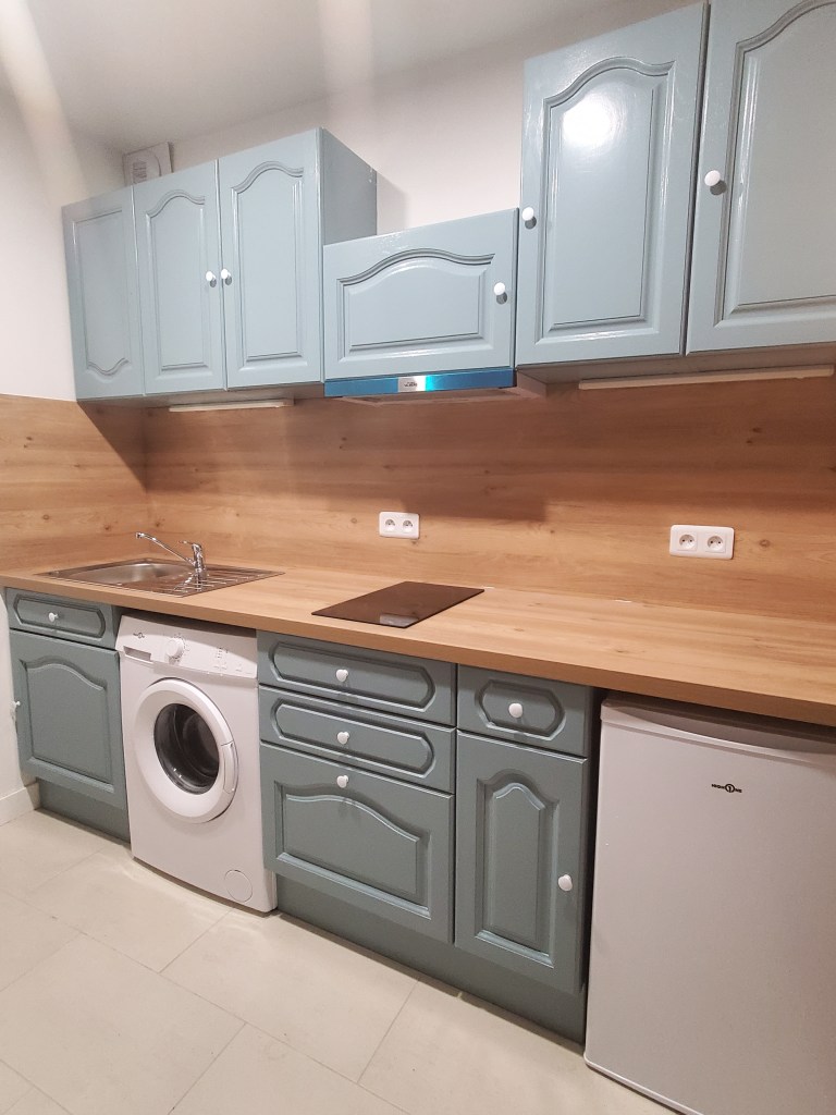 Repeindre les meubles de cuisine : une solution économique